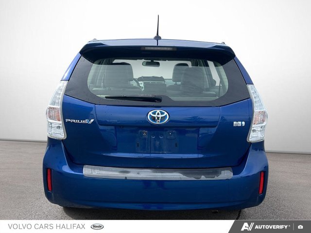 Toyota Prius v BASE 2012-3