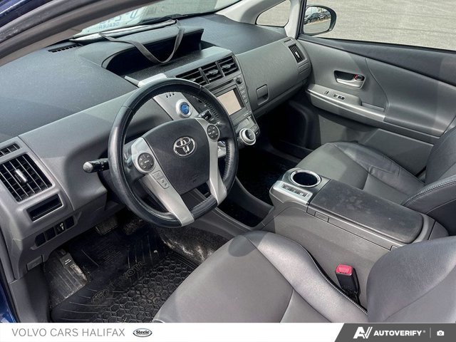 Toyota Prius v BASE 2012-9