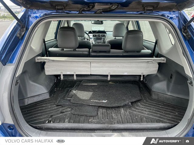 Toyota Prius v BASE 2012-8