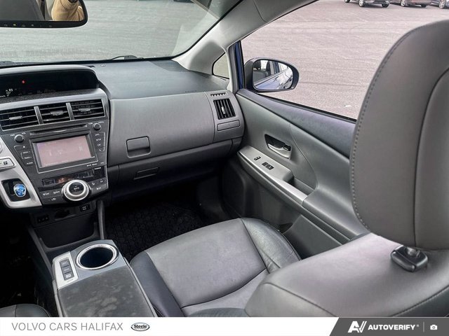 Toyota Prius v BASE 2012-21