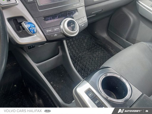 Toyota Prius v BASE 2012-15