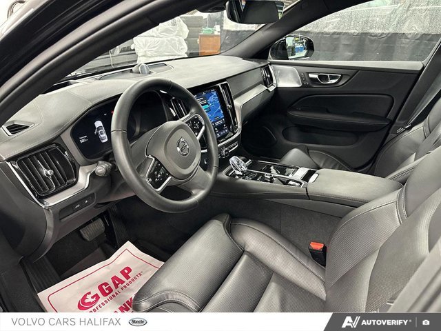 2025 Volvo S60 Plug-In Hybrid Ultra Black Edition-12