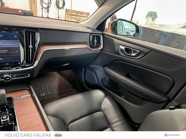 Volvo S60 Plus Dark Theme 2024-24