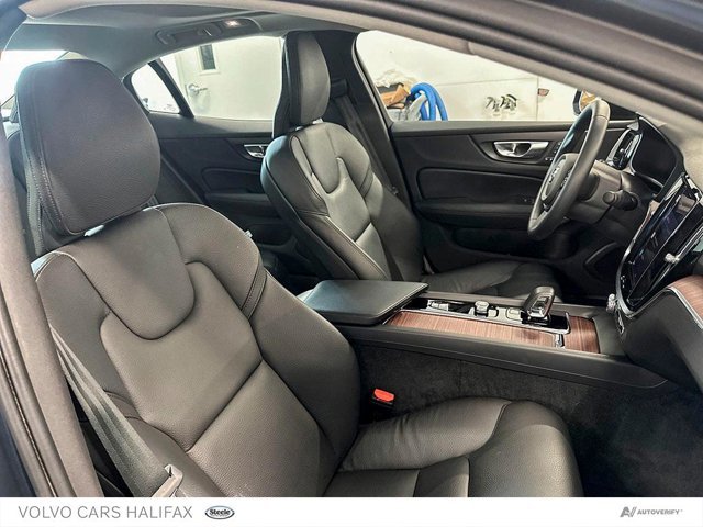 Volvo S60 Plus Dark Theme 2024-21