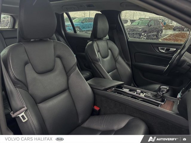 2022 Volvo V60 Momentum-21