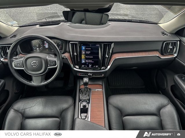 2022 Volvo V60 Momentum-23