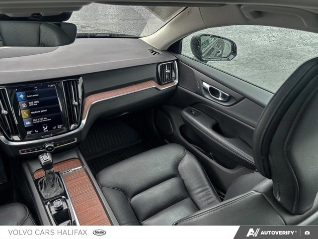 2022 Volvo V60 Momentum-24