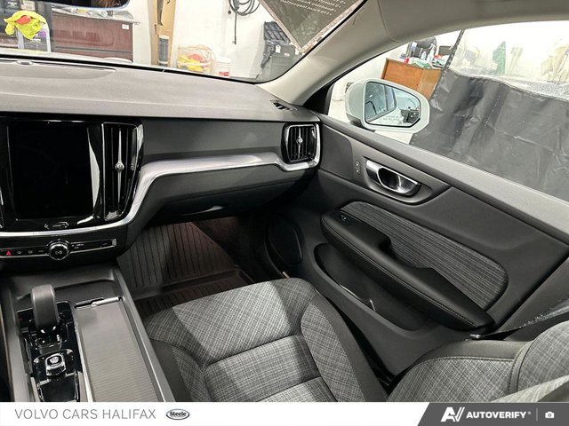 2023 Volvo V60 Core-24