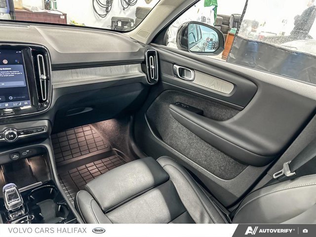 2024 Volvo XC40 Plus Dark Theme-24