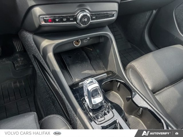 Volvo XC40 Plus Dark Theme 2024-16