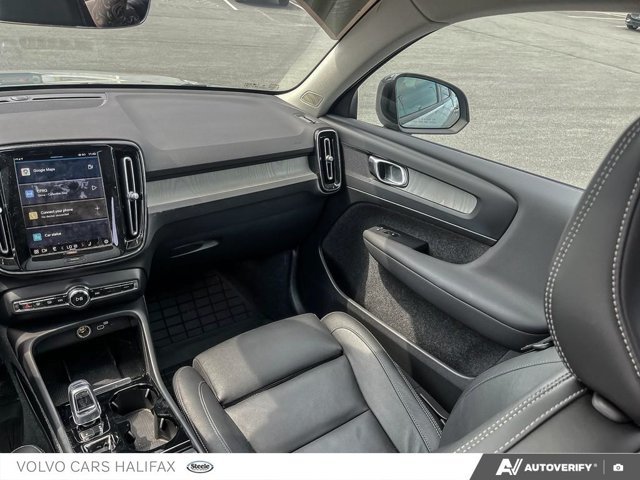 Volvo XC40 Plus Dark Theme 2024-23