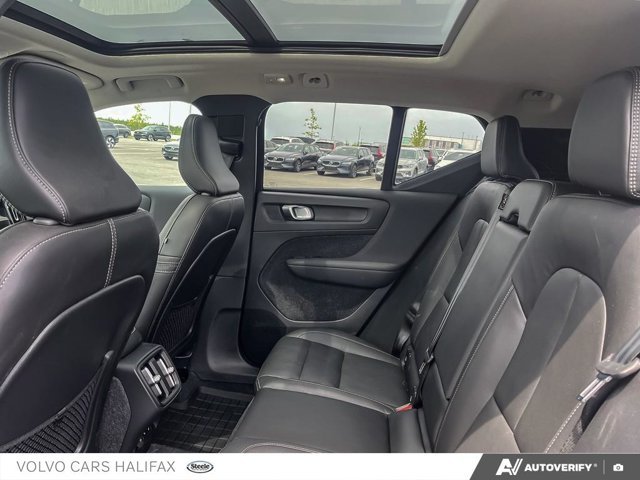 Volvo XC40 Plus Dark Theme 2024-21