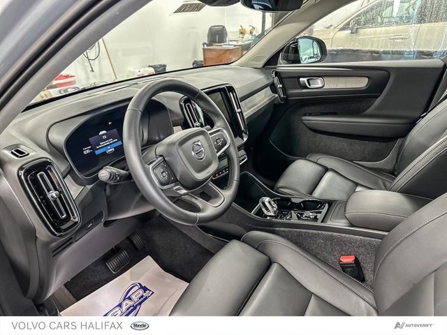 2025 Volvo XC40 Plus Dark Theme-12