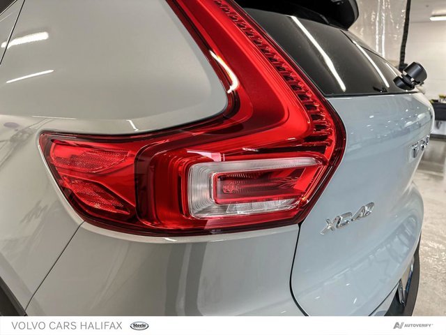 2025 Volvo XC40 Plus Dark Theme-10