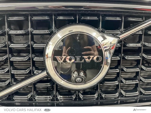 2025 Volvo XC40 Plus Dark Theme-8