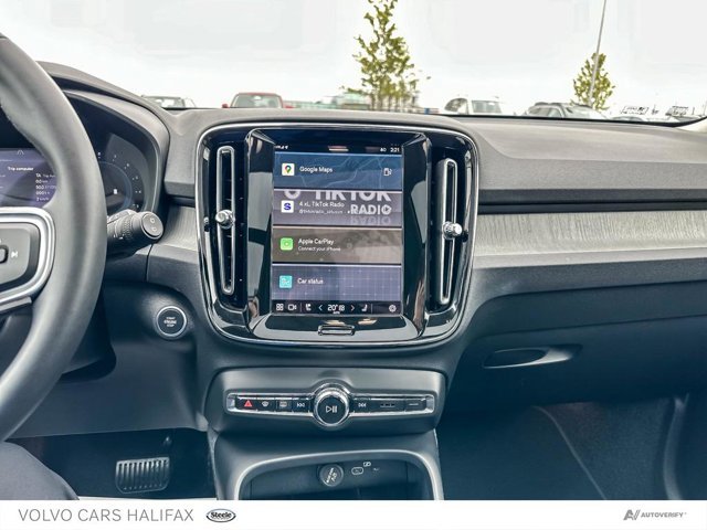 2025 Volvo XC40 Plus Dark Theme-18