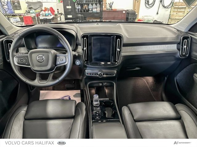 2025 Volvo XC40 Plus Dark Theme-23