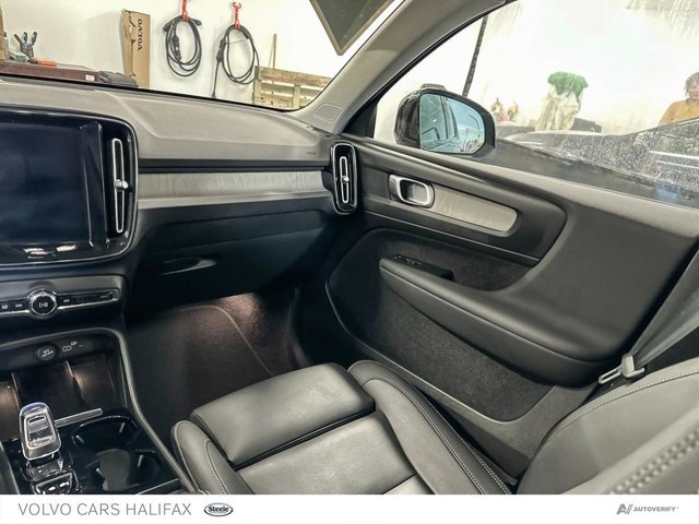 2025 Volvo XC40 Plus Dark Theme-24