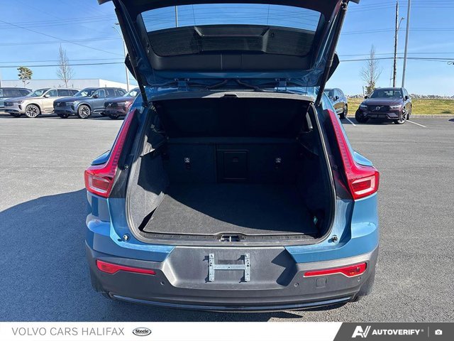 2025 Volvo XC40 Plus Dark Theme-10