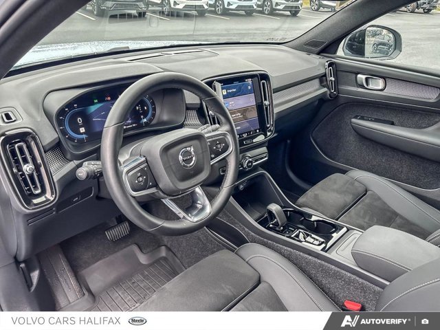 2025 Volvo XC40 Plus Dark Theme-12