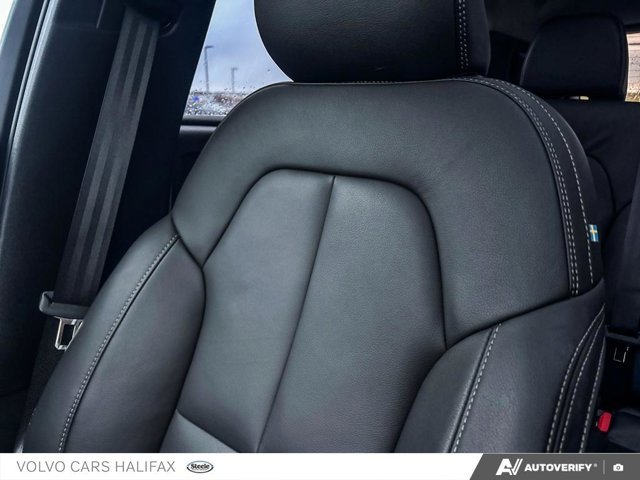 Volvo XC40 Plus Bright Theme 2025-19