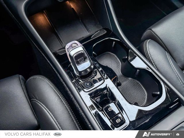 Volvo XC40 Plus Bright Theme 2025-17