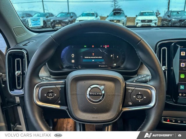 Volvo XC40 Plus Bright Theme 2025-13