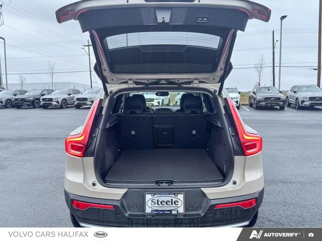 Volvo XC40 Plus Bright Theme 2025-11