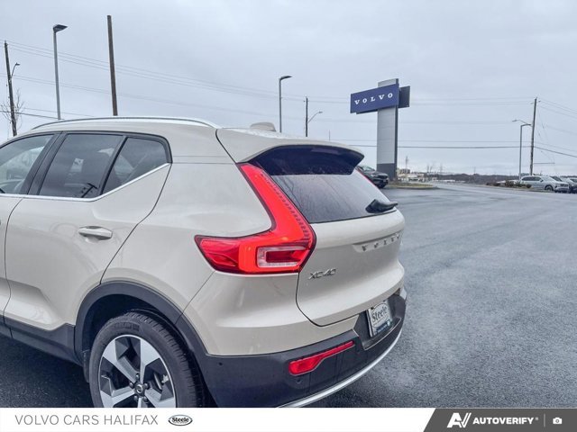 Volvo XC40 Plus Bright Theme 2025-10