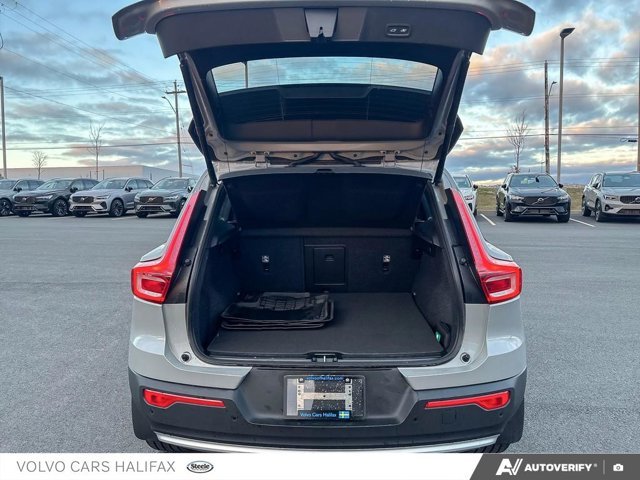 Volvo XC40 Core Bright Theme 2025-11