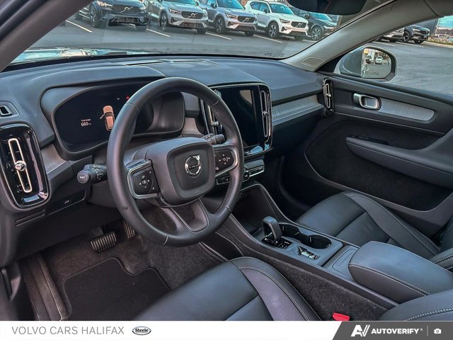 Volvo XC40 Core Bright Theme 2025-12