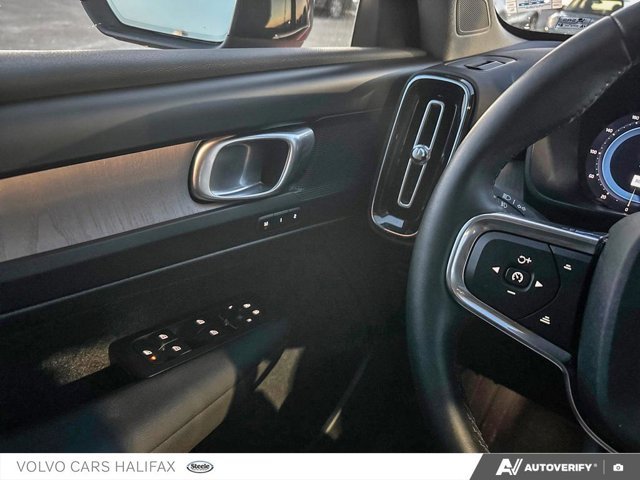 Volvo XC40 Plus Dark Theme 2025-16