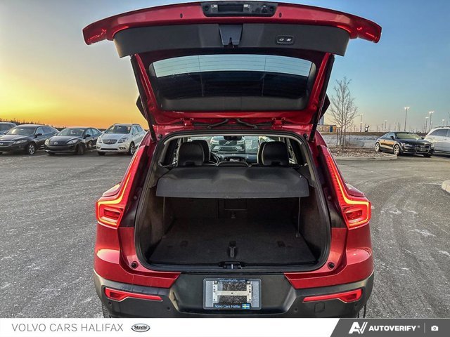 Volvo XC40 Plus Dark Theme 2025-11