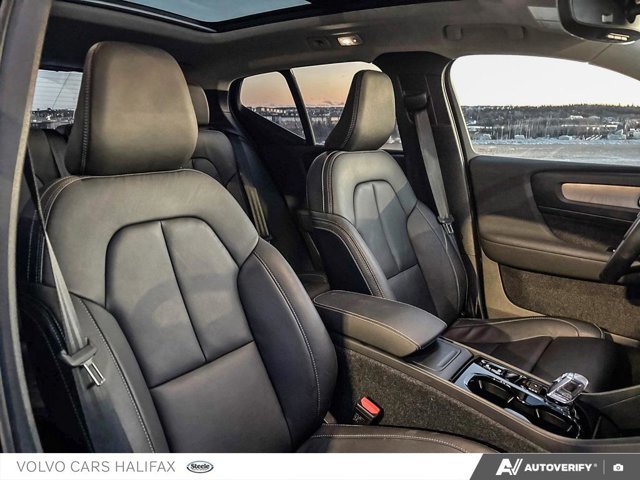 Volvo XC40 Plus Dark Theme 2025-21