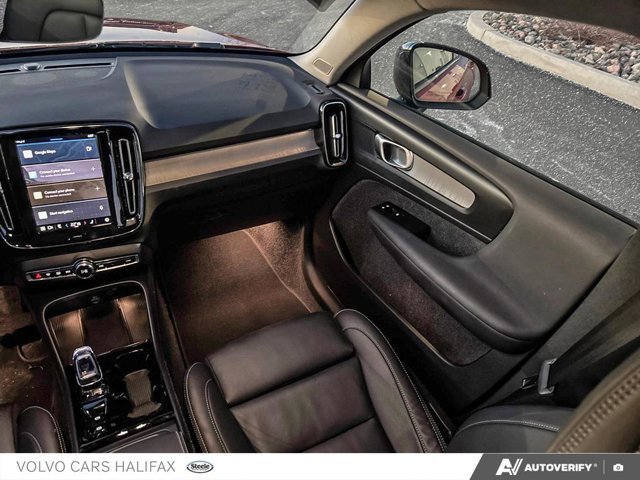 Volvo XC40 Plus Dark Theme 2025-24