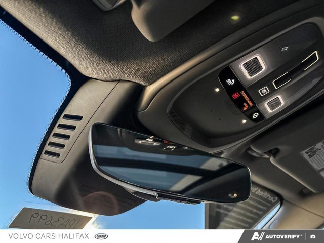 Volvo XC40 Plus Dark Theme 2025-20