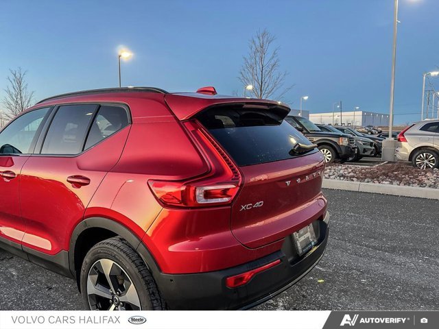 Volvo XC40 Plus Dark Theme 2025-10