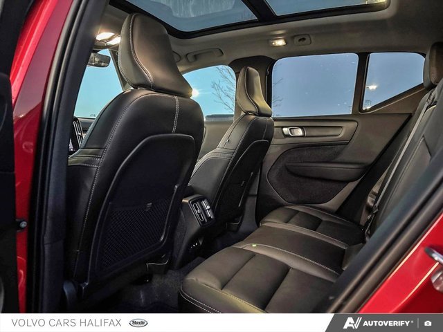 Volvo XC40 Plus Dark Theme 2025-22