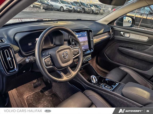 Volvo XC40 Plus Dark Theme 2025-12