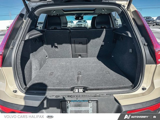 Volvo XC40 Plus Dark Theme 2025-8