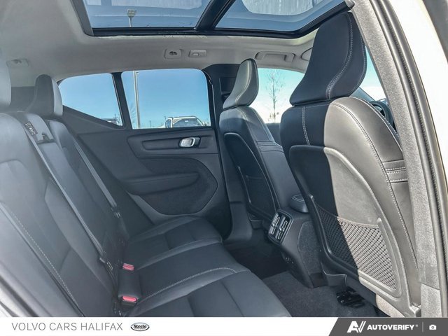 Volvo XC40 Plus Dark Theme 2025-19