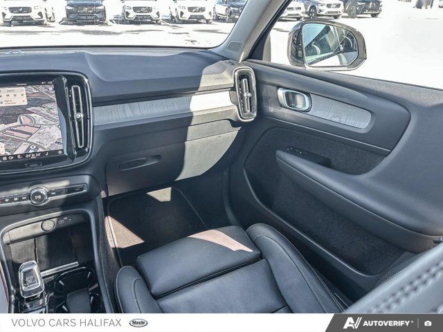 Volvo XC40 Plus Dark Theme 2025-21