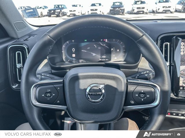 Volvo XC40 Plus Dark Theme 2025-10