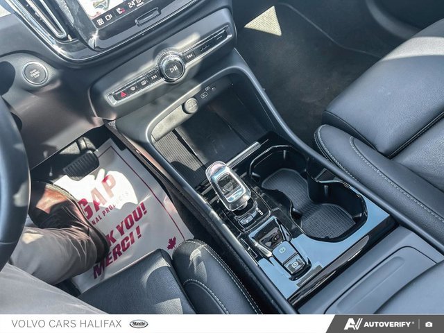 Volvo XC40 Plus Dark Theme 2025-14