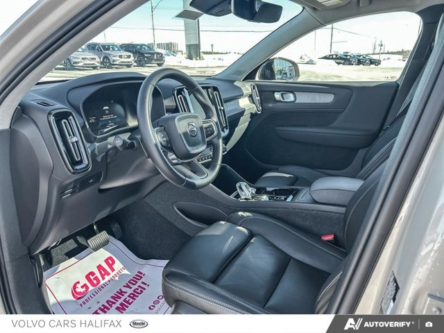 Volvo XC40 Plus Dark Theme 2025-9