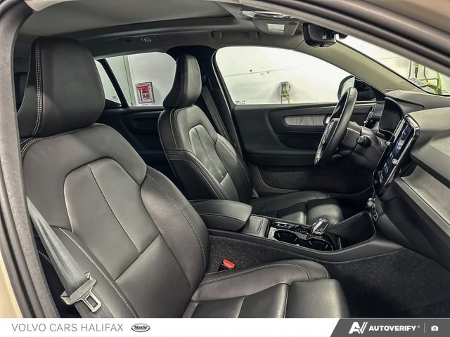 2025 Volvo XC40 Plus Dark Theme-21