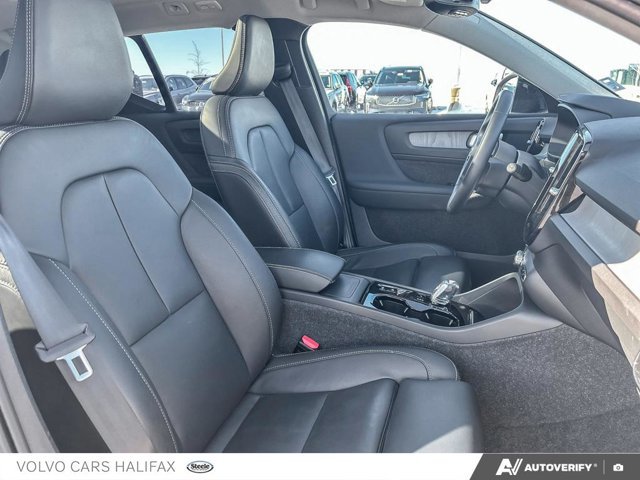 Volvo XC40 Plus Dark Theme 2025-18