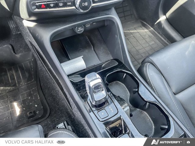 Volvo XC40 Plus Dark Theme 2025-16