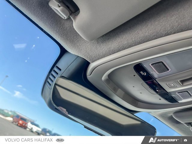 Volvo XC40 Plus Dark Theme 2025-19