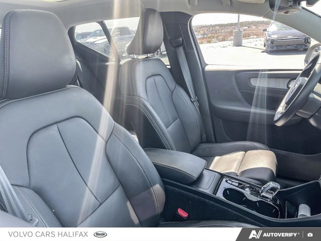 Volvo XC40 Plus Dark Theme 2025-20